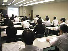 講義を受ける人々