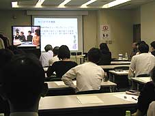 ビデオを見る参加者