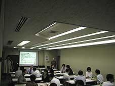 討論する参加者