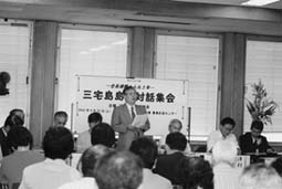 写真：意見書を読み上げる男性