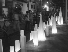 夜の町に光るキャンドルの列の写真