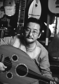 写真：楽器が並ぶ部屋に座る若林さん