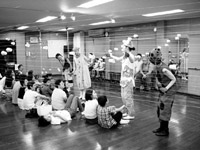 スタジオ風景、演技の様子の写真1