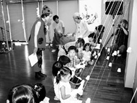 子ども達が実際に音を出している様子の写真3