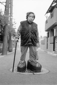 大きな靴を履いている男代さんの写真