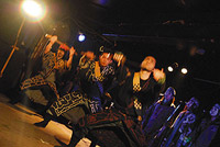 写真：ライトを浴びて踊る若者