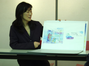 写真：読み聞かせの様子
