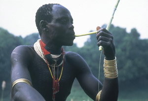写真：道具を持ったコエグ民族の男性