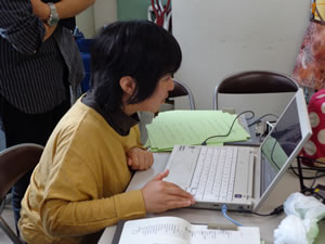 写真：音声読み上げ作業の様子