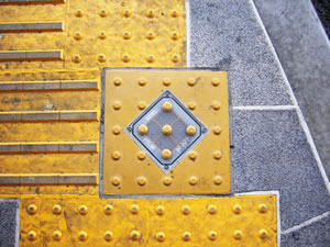写真：点字ブロックとICタグ