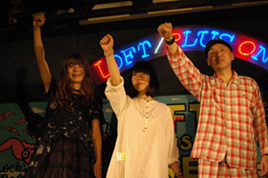 写真：パジャマ姿でパフォーマンスする月乃さんと出演者