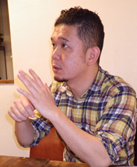 コミュニケーションをする柳さん