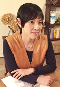 写真：インタビュー中の高橋さん