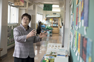 写真：校内で説明する奥地さん