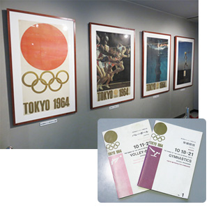 写真：展示パネルと競技プログラム表紙