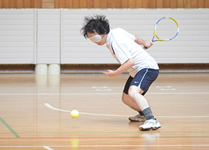 写真：アイマスクを着用しボールを追う様子