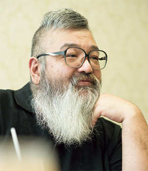 写真：インタービューを受ける田亀さん