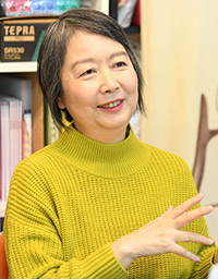写真：インタービューを受ける赤石さん