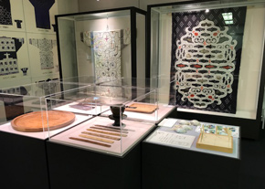 写真：アイヌ文様の布や工芸品の展示