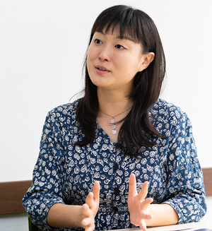 写真：インタビューを受ける安田さん