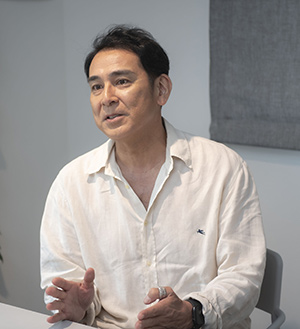 写真：手振りをまじえて語る宇梶さん