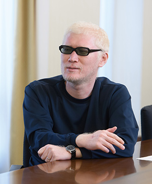写真：インタビューを受ける矢吹さん