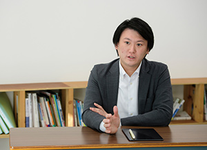 写真：インタビューを受ける李さん
