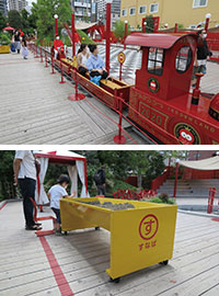 園内を循環するミニトレイン 車いすを寄せやすい砂場