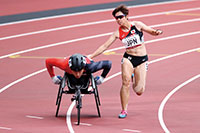 写真：パラリンピック陸上 4×100mユニバーサルリレーでのタッチの様子（写真：西村尚己／アフロスポーツ）