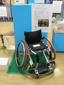 過去の展示の様子　競技用車いす（車いすバスケットボール用）