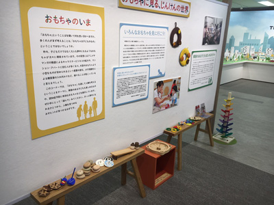 写真：展示室の壁面パネル