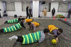 写真：「イモムシラグビー」の体験の模様2