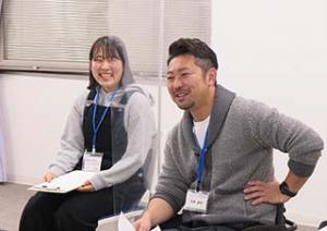 写真：アイディアを出し合う様子4