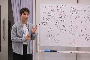 写真：ミーティング内容を共有する様子2