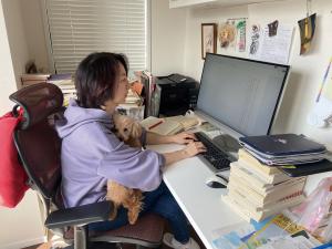 執筆中の様子（自宅にて）
