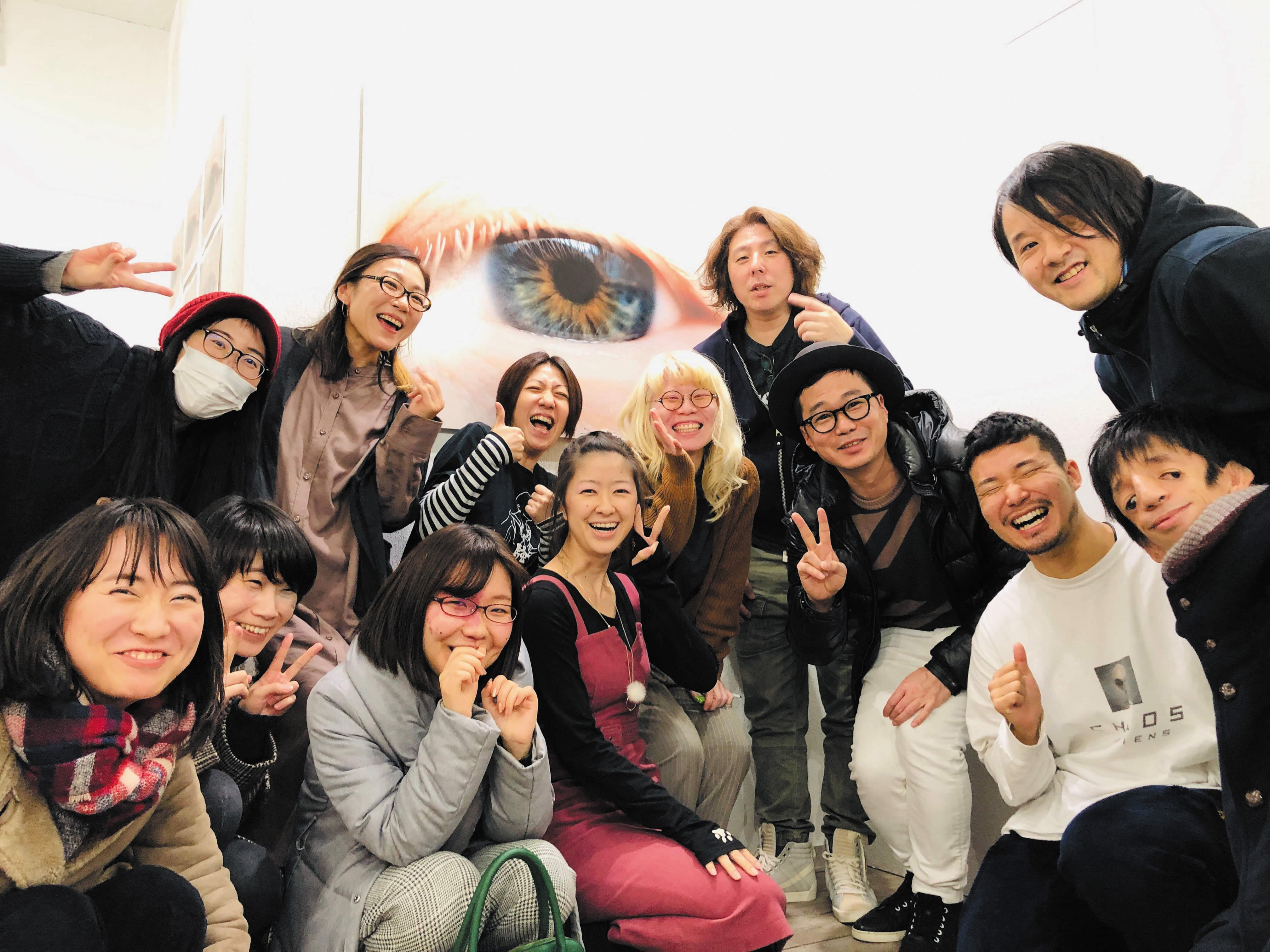 かんばらさんの瞳の写真の前でとがわさんとかんばらさん他大勢