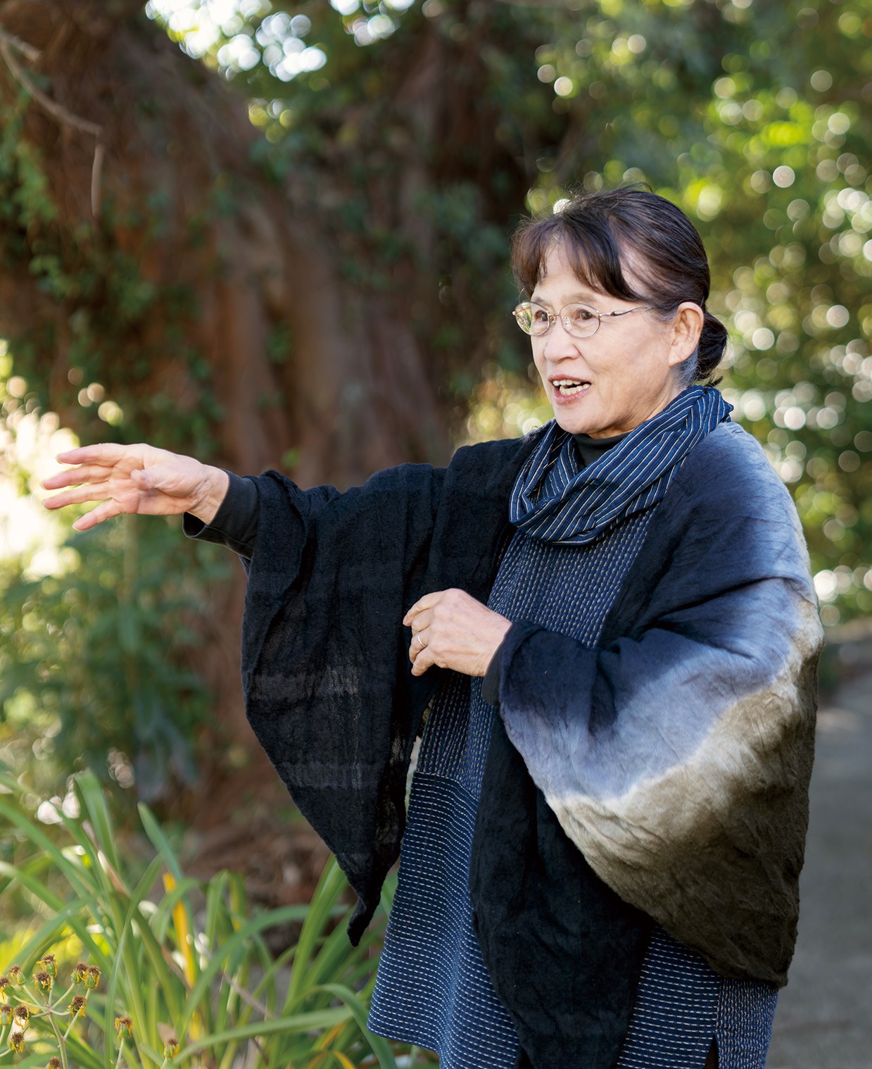 アコウの木の前に立つよしながりみこさん