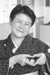 写真：手話をおこなう菊千代さん