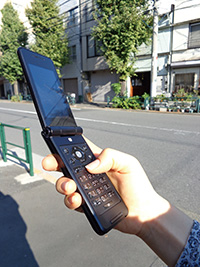 写真：携帯電話を利用している様子